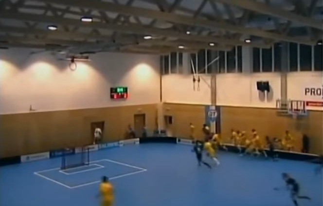 Pánico en medio de un partido de floorball al desmoronarse el techo de un estadio recién inaugurado | Internacionales