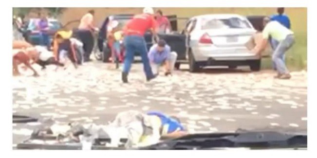 Video estremecedor: Mueren en accidente de tránsito y les roban el dinero en medio de la autopista | Internacionales