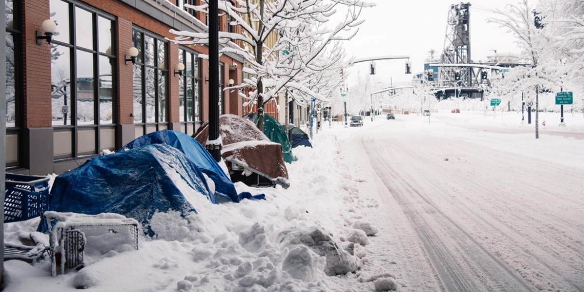 Un bebé recién nacido murió congelado en los brazos de su mamá sin techo | Internacionales