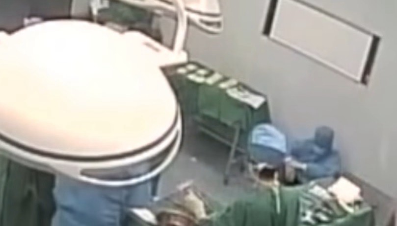 Médico se desploma en el quirófano luego de llevar 48 horas seguidas trabajando | Internacionales