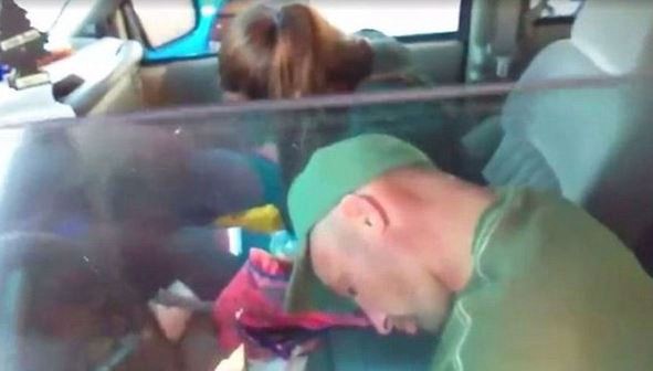 Filman a padres adictos a la heroína con sus bebés en el auto | Internacionales