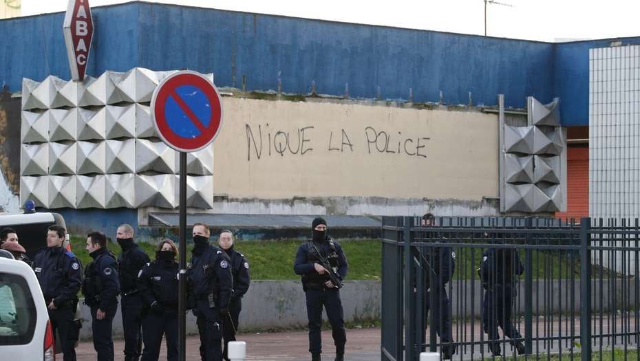 Disturbios en el norte de París porque policías violaron a un joven negro | Internacionales