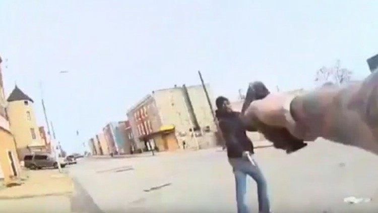 Video impactante: el momento exacto en el que un policía mata a un ladrón | Internacionales