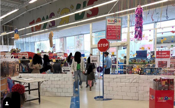 Futbolista mexicano denuncia a una juguetería porque instaló un mini muro de Trump | Internacionales