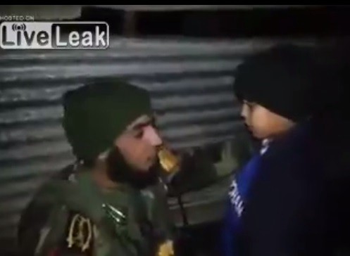 Video escalofriante: así desarman a un nene con un cinturón bomba en Irak | Internacionales