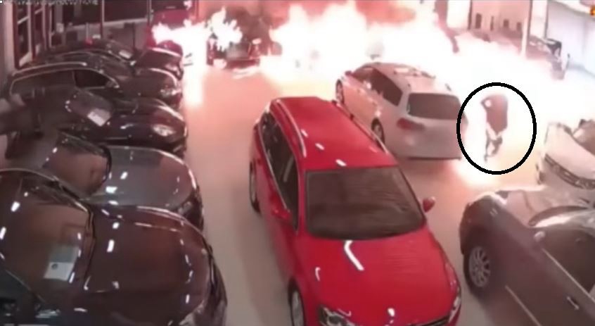 Suecia: un quemacoches terminó quemado en una concesionaria | Internacionales