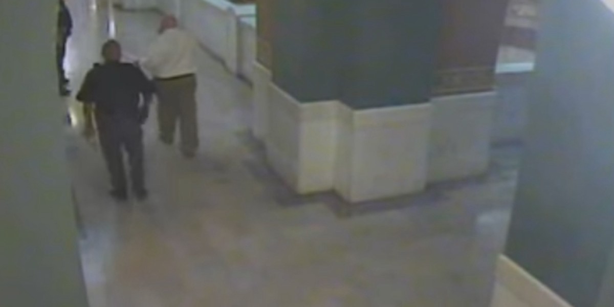 Un hombre acusado de violación y asesinato se arrojó al vacío al salir de un juzgado | Internacionales