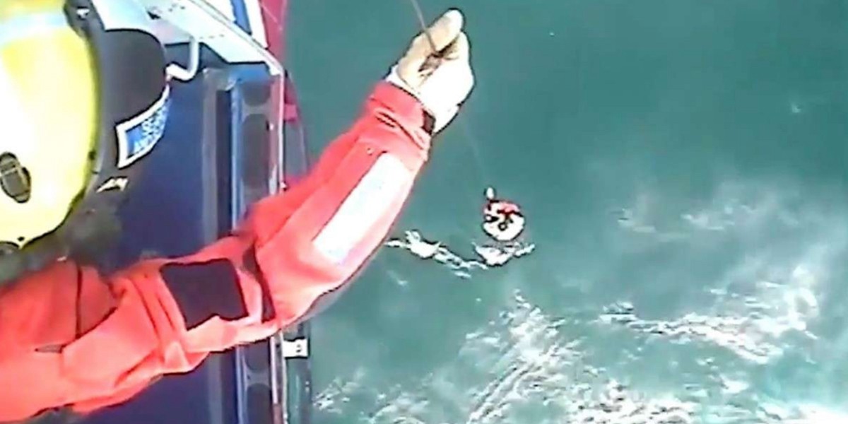 El dramático rescate de un surfista escocés que pasó 32 horas perdido en el mar | Internacionales