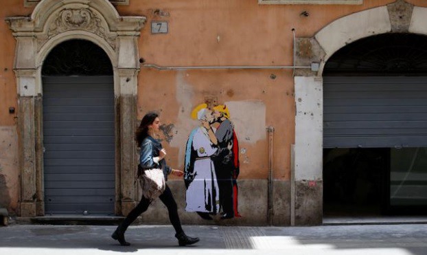 Un mural del Papa y Trump besándose aparece en El Vaticano | Internacionales