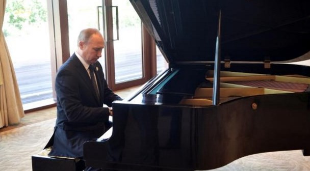 Vladimir Putin tocó el piano en China mientras esperaba a Xi Jinping | Internacionales