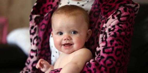 A una niña de 7 meses le diagnosticaron un terrible cáncer gracias a un detalle en una foto | Internacionales