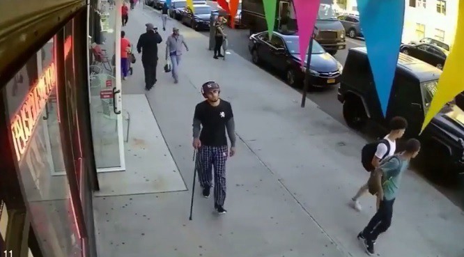 Un joven le da un brutal bastonazo a un anciano de 91 años que volvía del supermercado | Internacionales