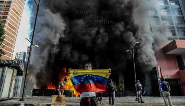 Encapuchados prenden fuego a sede del Tribunal Supremo de Justicia en Caracas | Internacionales