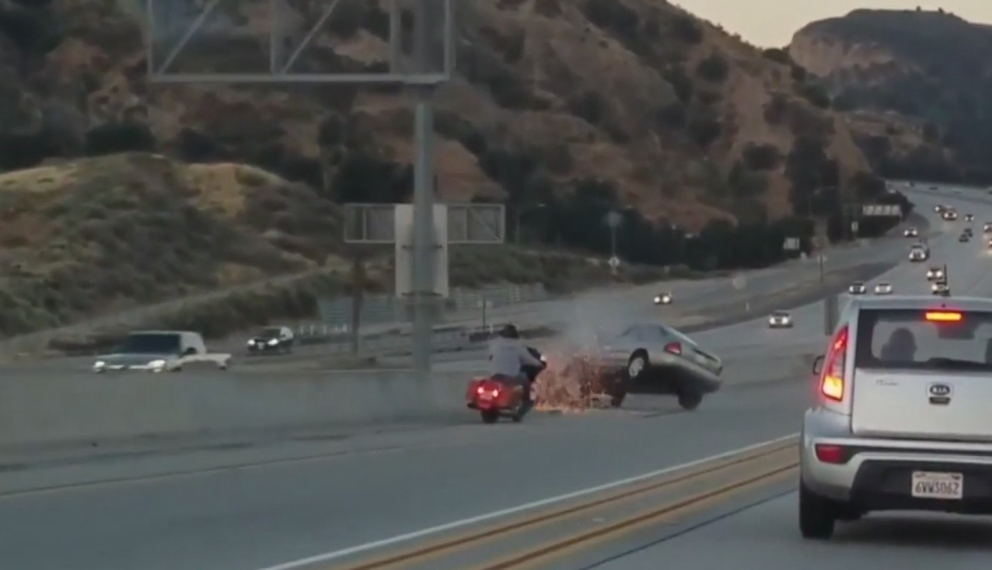 Furia en la autopista: Motociclista patea un auto y causa un desastre | Internacionales