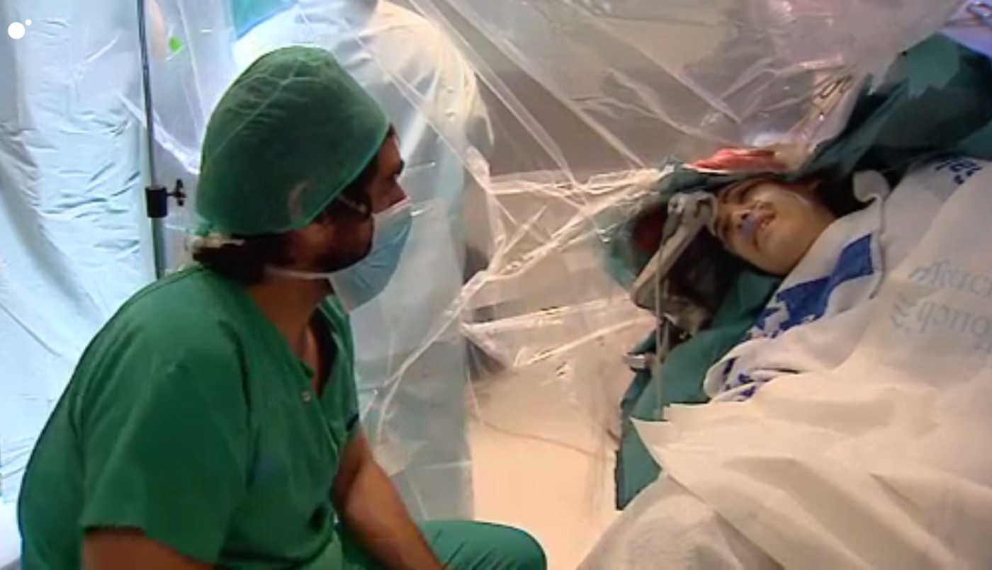 Impresionante: una mujer responde preguntas en el quirófano mientras le quitan un tumor de la cabeza | Internacionales