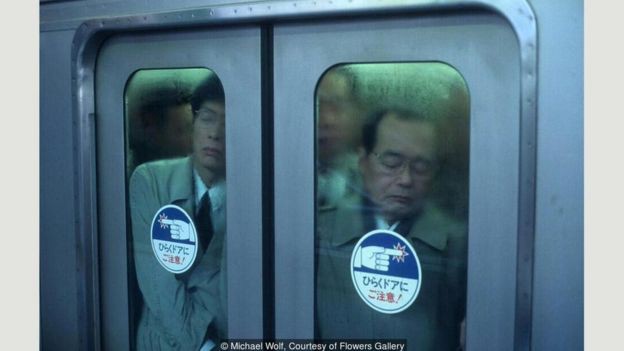 Fotos impactantes que muestran el sufrimiento de viajar en el subte de Japón | Internacionales