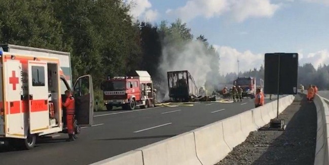 Alemania: al menos 18 muertos al chocar e incendiarse un colectivo de jubilados | Internacionales