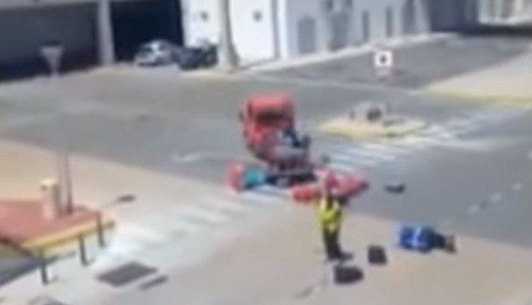 Escándalo viral por este maletero que arroja por los aires las valijas de los pasajeros | Internacionales