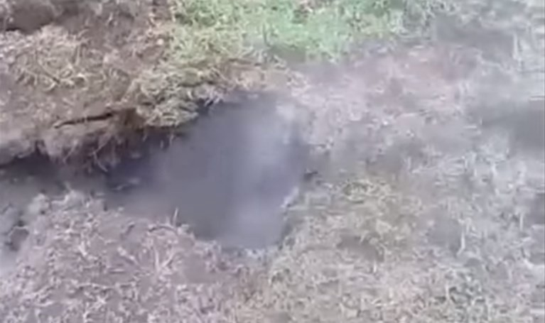 ¿El piso es lava? Se calentó la tierra en una cancha de fútbol en México y podría ser el nacimiento de un volcán | Internacionales