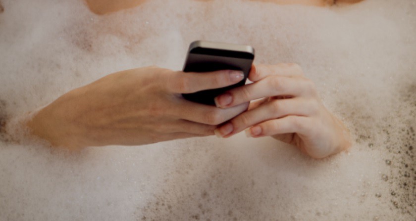 Adolescente murió electrocutada al intentar cargar el celular mientras se bañaba | Internacionales