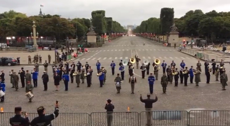 Macron recibe a Trump con esta particular versión de "Get Lucky" a cargo de la banda militar | Internacionales
