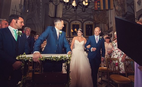 El conmovedor momento en que un joven parapléjico se pone de pie para dar el sí el día de su casamiento | Internacionales