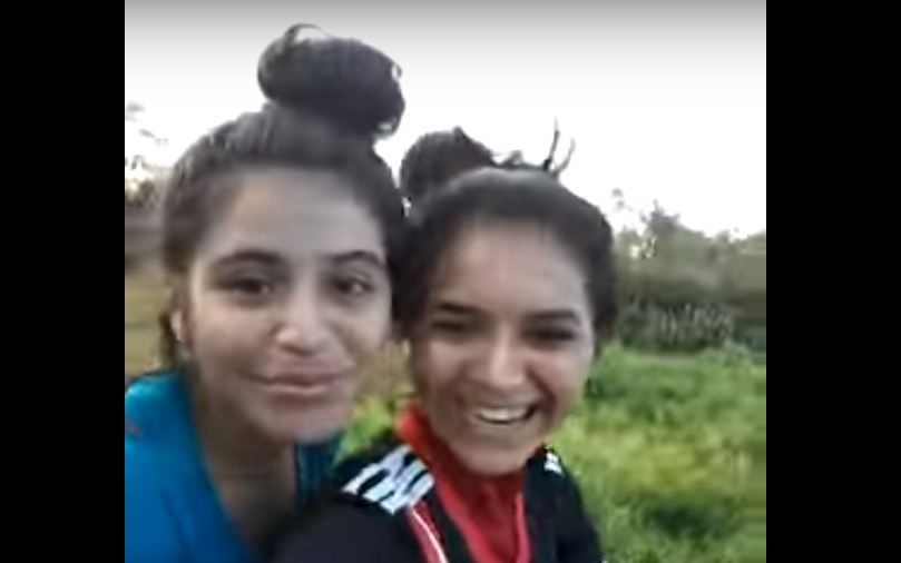 Tragedia en Paraguay: dos hermanas se sacaban selfies en un tractor en movimiento, cayeron y murieron aplastadas | Internacionales