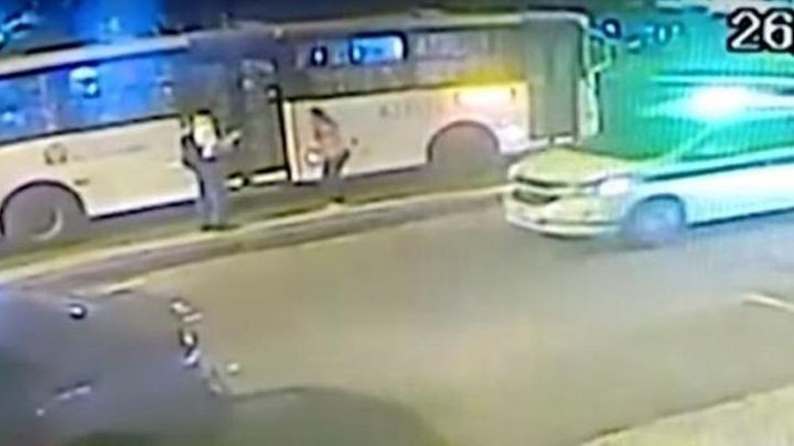 Video: empujó a su novia embarazada para que la atropelle un colectivo | Internacionales
