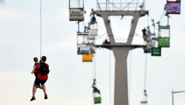 Espectacular rescate de más de 100 personas atrapadas en un teleférico de Alemania | Internacionales