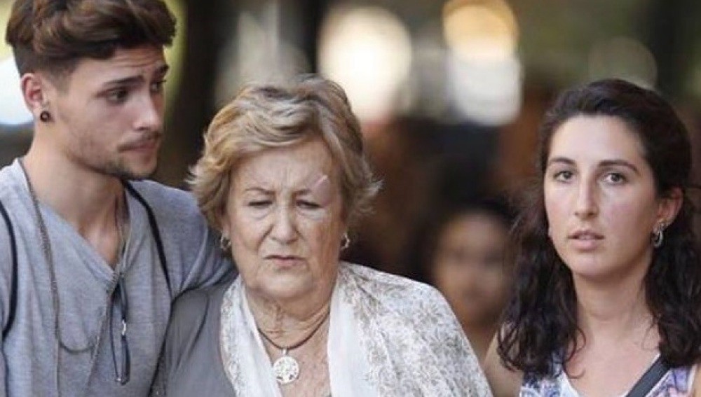 Pide ayuda en las redes sociales para encontrar a dos jóvenes que ayudaron a su madre en el atentado de Barcelona | Internacionales