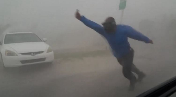 Un meteorólogo quiso desafiar al huracán Irma y casi se lo lleva el viento | Internacionales