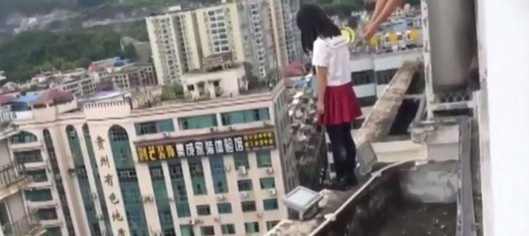 El dramático momento en que un profesor salvó a una alumna de arrojarse desde un piso 17 | Internacionales