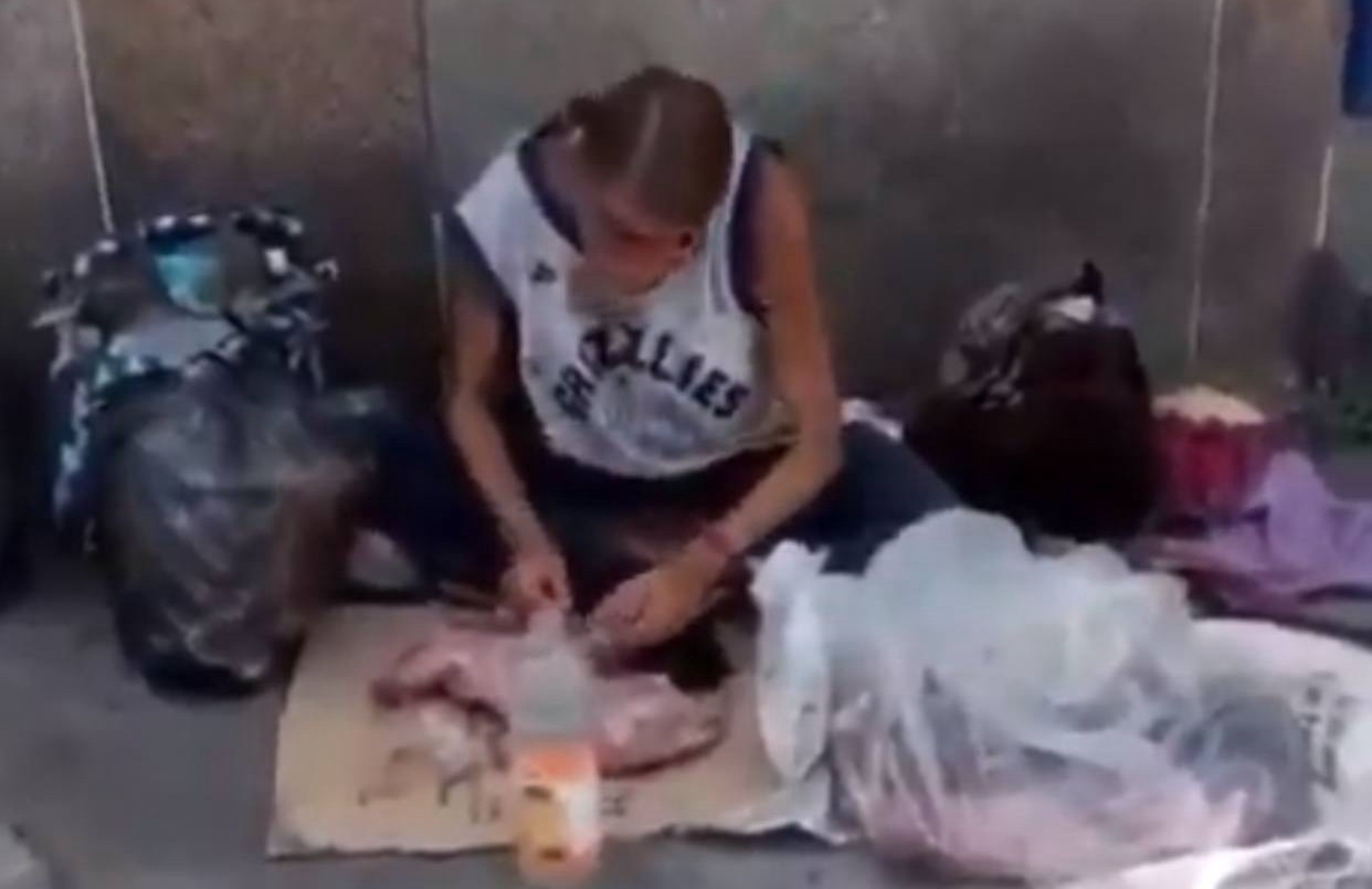 Video escalofriante: filmaron a una mujer mientras comía un gato en Venezuela | Internacionales