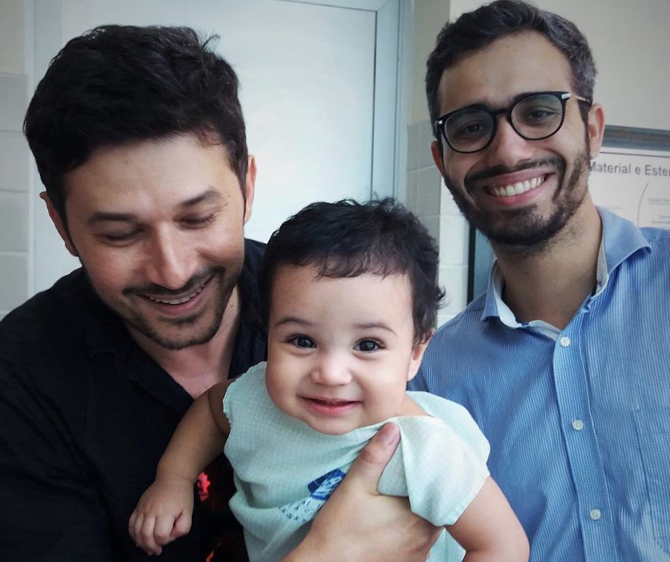 Un padre gay conmueve al mundo al publicar una carta para su hijo recién adoptado | Internacionales