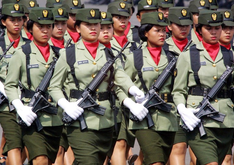 Test de virginidad en Indonesia a mujeres que quieren ingresar en el Ejército y la Policía | Internacionales