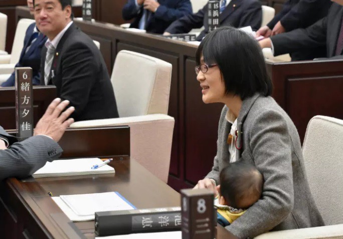 Sancionaron a la concejal que asistió a la sesión con su bebé | Internacionales