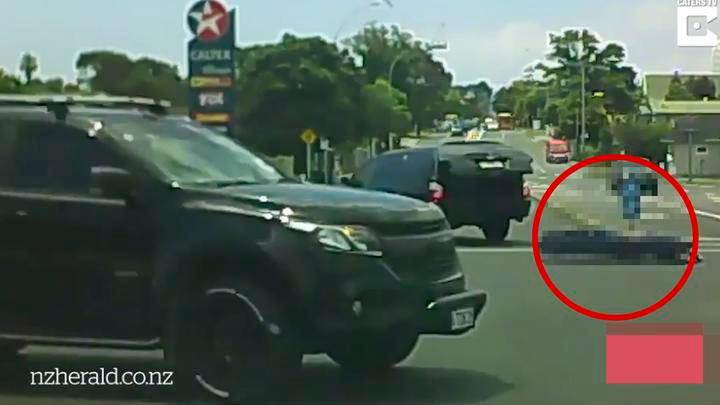 Video: camilla de cadáver cayó del coche fúnebre en plena calle | Internacionales