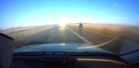 El ciclista kamikaze que circula a 90 kilómetros por hora en una autopista | Internacionales