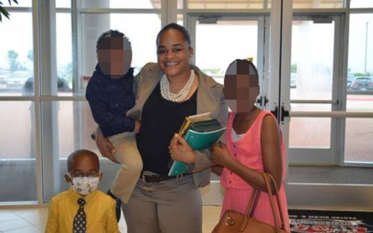 Una mujer fingió durante 8 años que su hijo tenía cáncer y lo sometieron a 13 cirugías | Internacionales