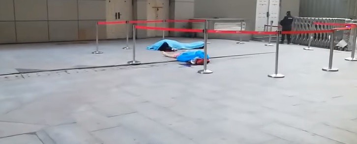 Video: Quiso atajar a una mujer que se tiró de un edificio y murió aplastado | Internacionales