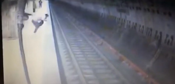 Video: Empujan a una mujer embarazada a las vías y muere arrollada por el subte | Internacionales