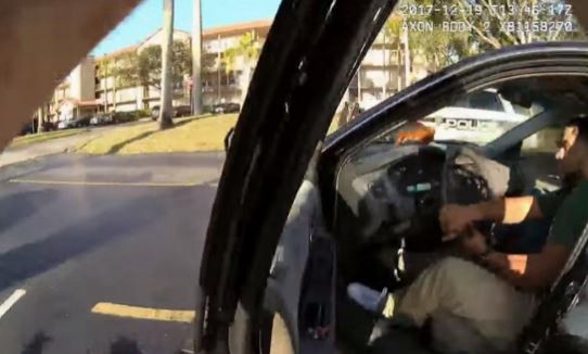 Video impactante: un policía fue arrastrado a toda velocidad por un automovilista en fuga | Internacionales