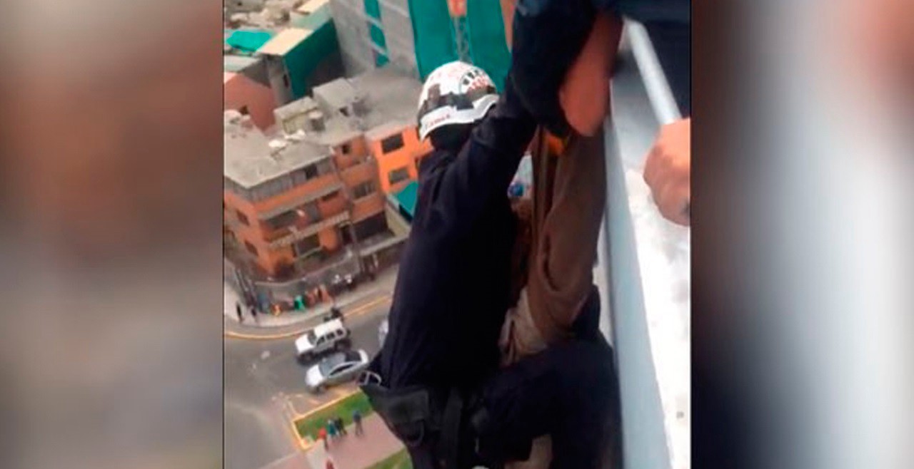 Video: cayó de un piso 15 y murió cuando habían logrado rescatarlo | Internacionales