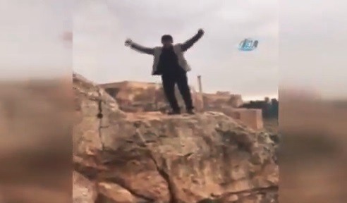 Video: un hombre intentaba sacarse una foto divertida, pero cayó al vacío y murió | Internacionales