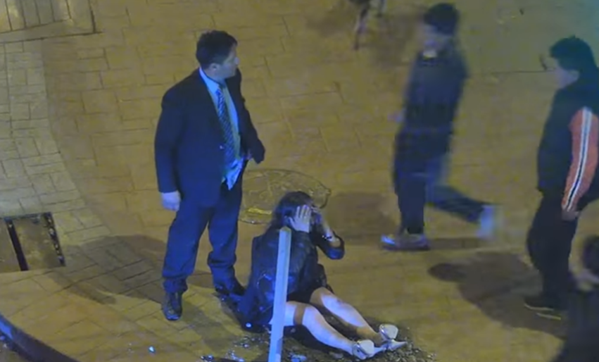 Video: transeúntes golpean a un hombre tras ver cómo le pega a una mujer en plena calle | Internacionales