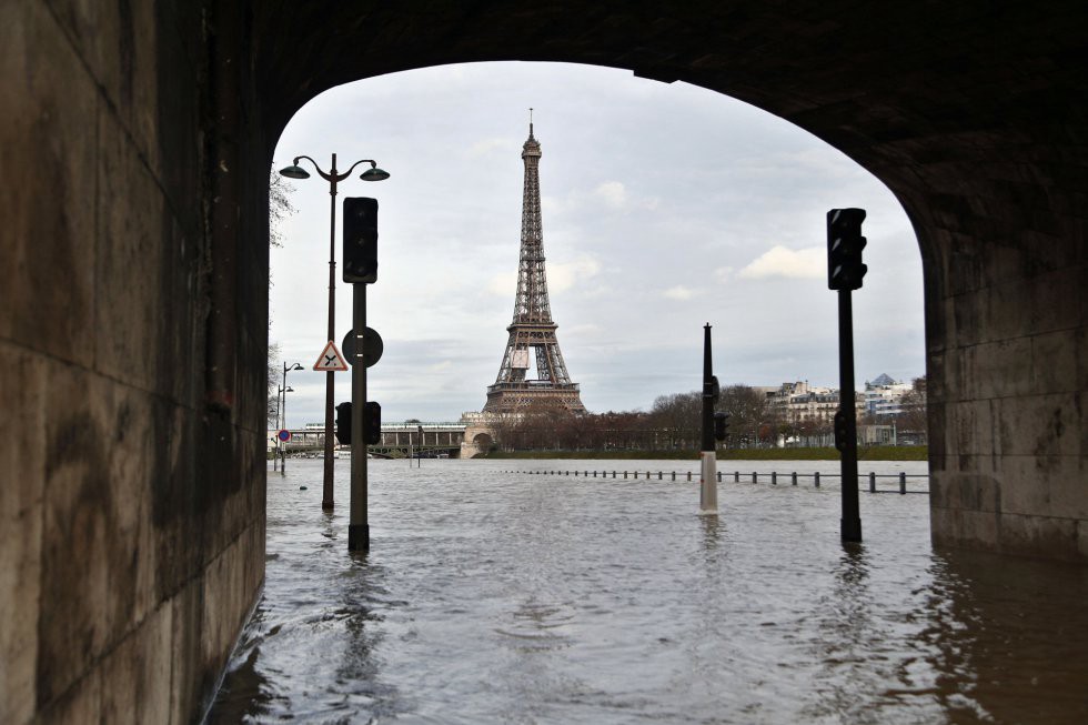 París bajo el agua por la crecida del Sena: preocupa que se inunde el Louvre | Internacionales