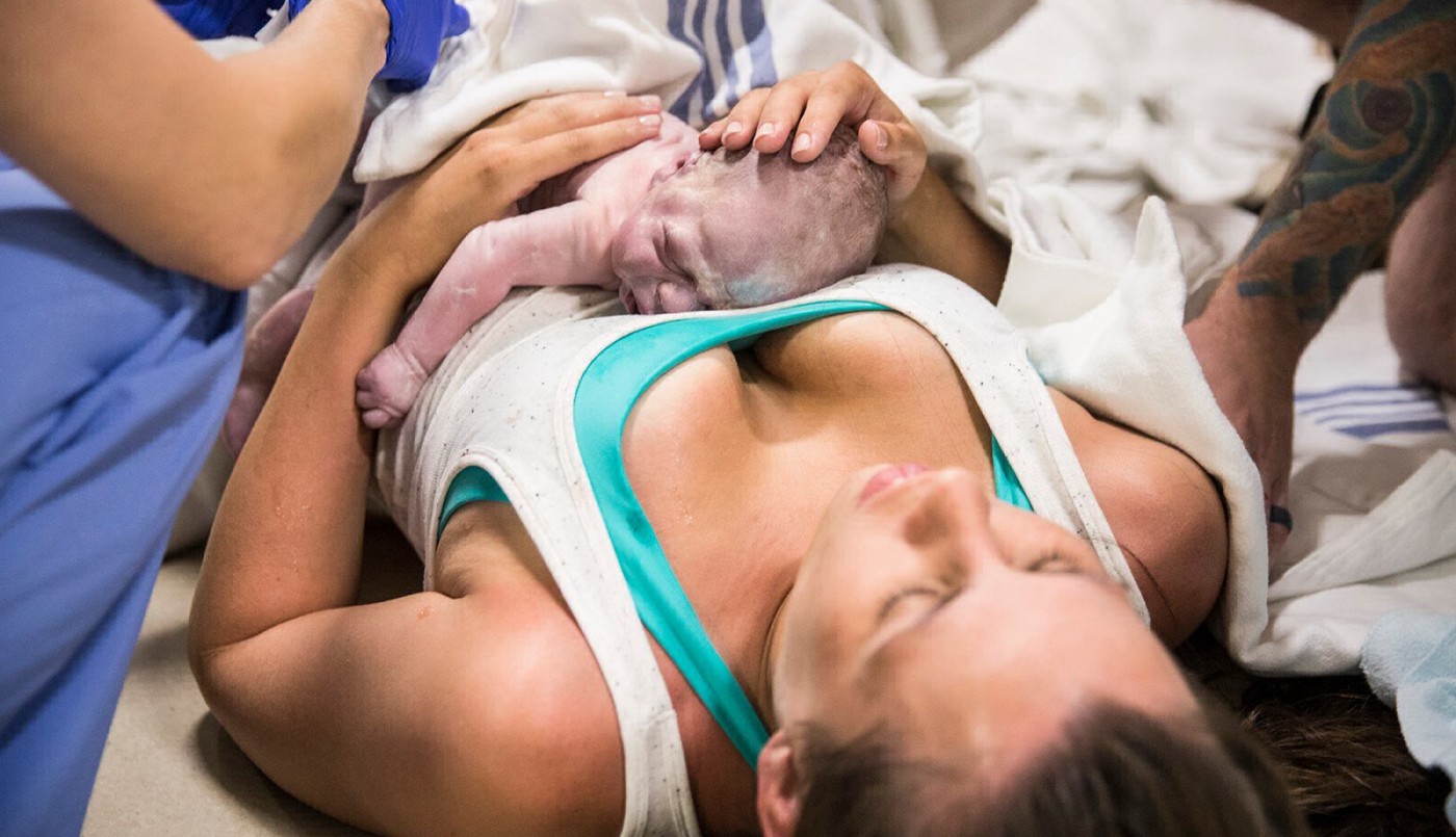 Las increíbles imágenes de un parto de emergencia en el pasillo de un hospital | Internacionales