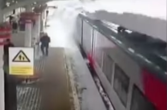 Impresionante video: un alud de nieve cae violentamente sobre un tren en Moscú | Internacionales