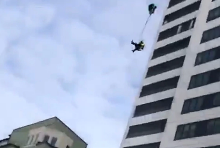 Le falló el paracaídas al saltar de un edificio de 24 pisos y sobrevivió | Internacionales