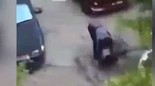 Brutal agresión de dos hombres a una mujer en plena calle | Internacionales